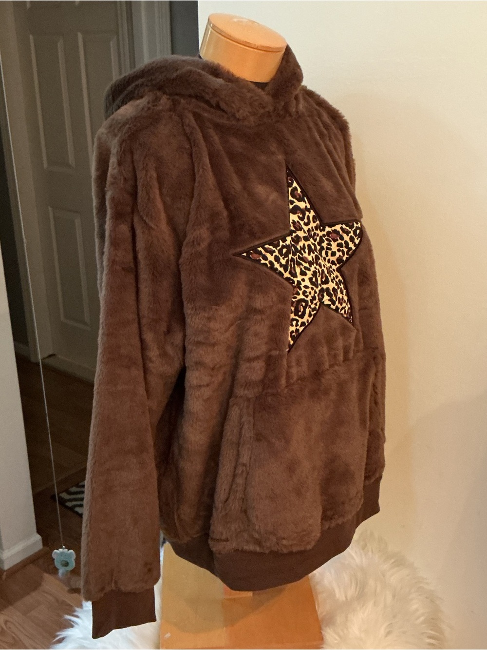 No Boundaries Plush Faux Fur Leopard Star Hoodie XL (16-18) Cozy chocolate Brown - Picture 3 of 12